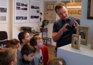 Dzieci poznają eksponaty związane z pracą fotografa.
